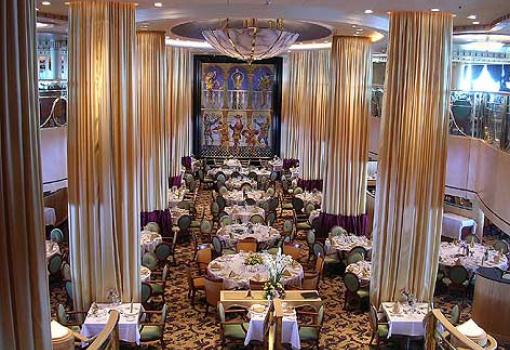 El Restaurante principal del barco con sus enormes columnas